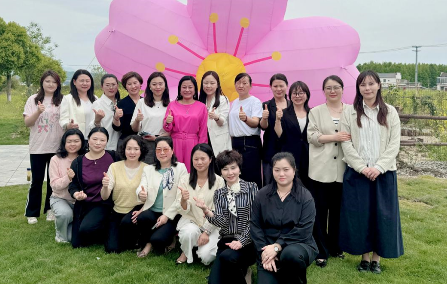 热烈欢迎中国公共外交协会会长吴海龙莅临黄山中国供销主题园——蓝星未来·梦想家、蘭心·扎瓦拉民宿项目参